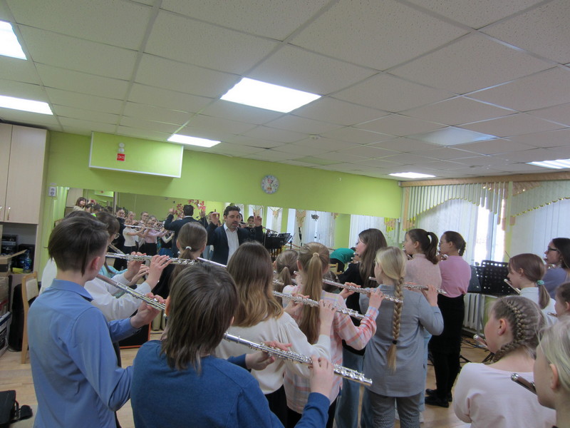 Межрегиональная творческая школа исполнителей на духовых и ударных инструментах.